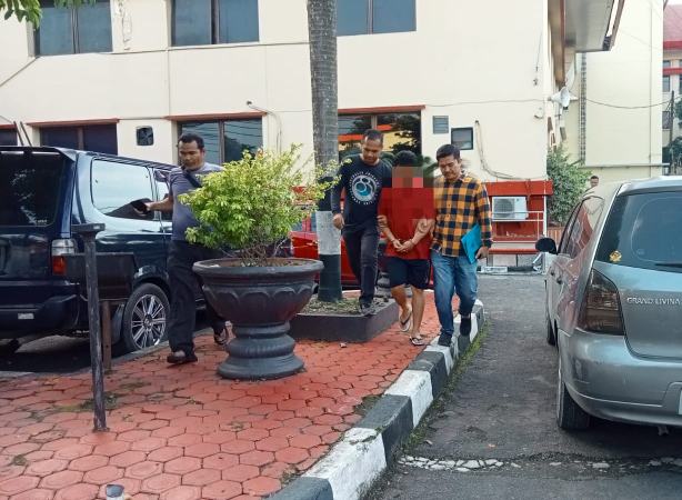 Tersangka perdagangan ginjal digiring petugas, Jumat (8/12/2023).