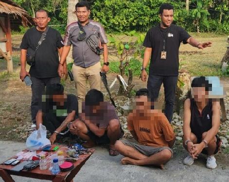 Polisi mengamankan 4 pelaku narkoba bersama barang bukti kejahatan.