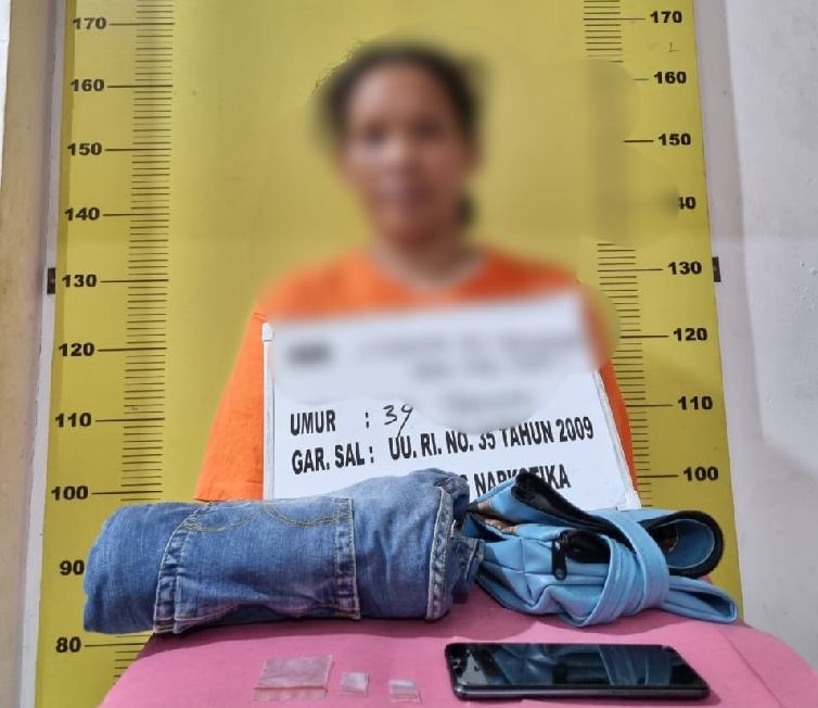 Ibu Rumah Tangga (IRT) diamankan karena kedapatan hendak diselundupkan sabu.
