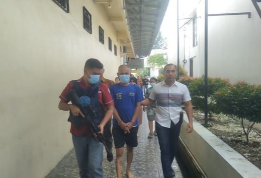 Petugas mengamankan tersangka yang hendak melakukan pengiriman 3 kg sabu, Jumat (15/12/2023).