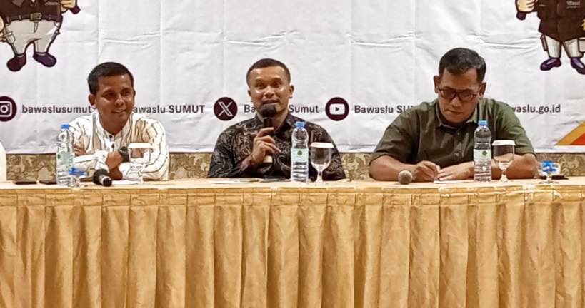 Koordinator Divisi Humas dan Data Informasi Bawaslu Sumut Saut Boangmanalu, didampingi Koordinator Divisi Pelanggaran Johan Alamsyah SH MH, dan anggota Bawaslu Kota Medan Fachril Syahputra, dalam dialog bersama wartawan dalam 'Rapat Kerja Bersama Jurnalis Media Massa, Cetak dan Elektronik', di Hotel Karibia Boutique, Jl Timor, Medan, Kamis (28/12/2023).