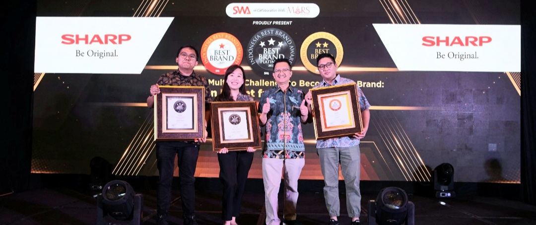 Perwakilan Sharp Indonesia berfoto dengan 3 penghargaan usai acara Indonesia Best Brand Awrads 2023