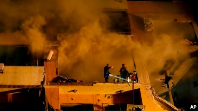Petugas memadamkan kobaran api pasca ledakan di Beirut yang menewaskan Saleh Arouri, seorang pejabat tinggi kelompok militan Hamas, Selasa (2/1/2024).
