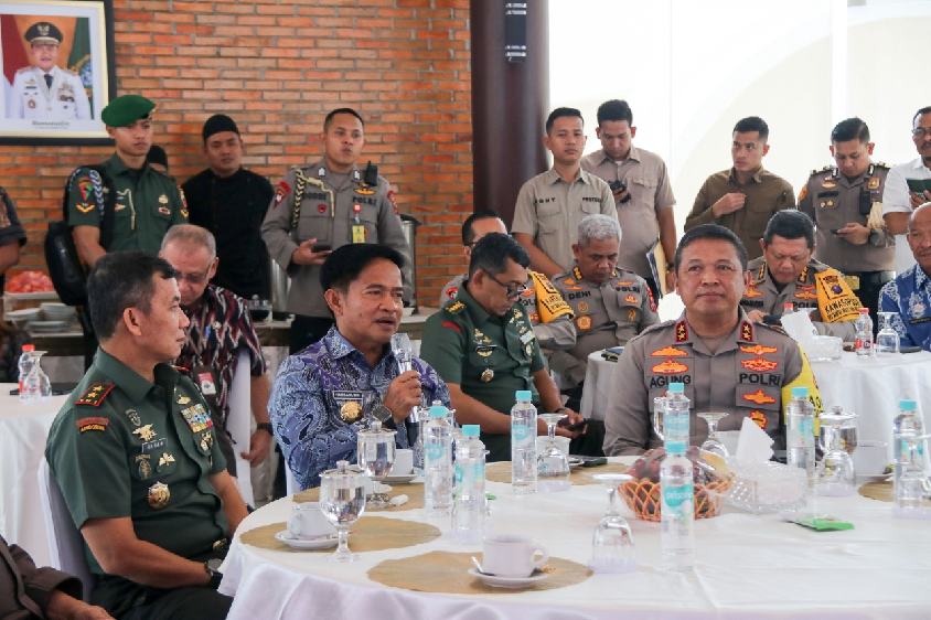Pj Gubernur Sumut Hassanudin memimpin Rapat Koordinasi (Rakor) Forkopimda, KPU, Bawaslu Sumut dalam rangka monitoring tahapan Pemilu 2024 di Lantai 9 Kantor Gubernur Jalan Diponegoro Nomor 30 Medan, Kamis (4/1/2024). Foto/Diskominfo Sumut