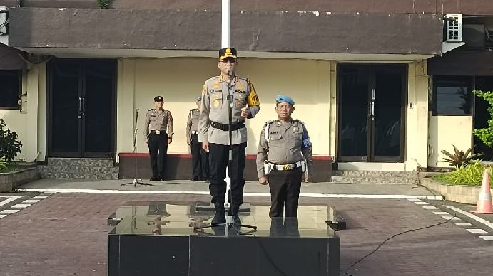 Kapolrestabes Medan Kombes Pol Dr. Teddy John Sahala Marbun S.H., M.Hum memimpin apel pagi di halaman apel Polrestabes Medan, Selasa (2/1/2024).