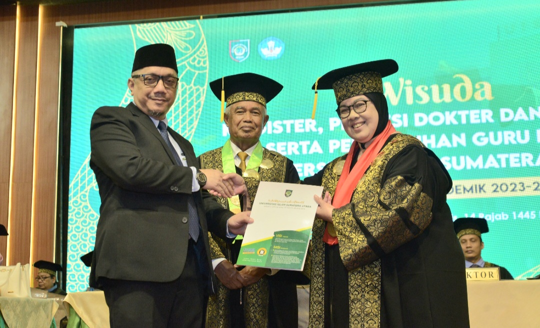 Rektor saat bersalaman dengan Ketua Umum Pengurus Yayasan UISU usai dikukuhkan sebagai Gubes.