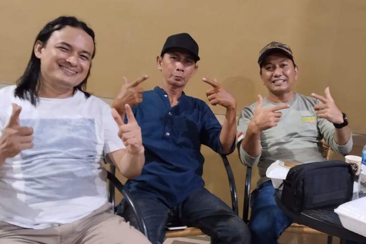 Fauzi, caleg DPRD Kota Medan Dapil 4 Nomor Urut 10, paling kanan, bersilaturahmi dengan warga usai nonton debat.