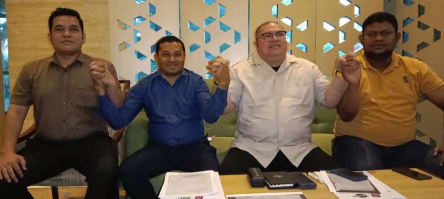 Razman Arif Nasution didampingi tim perwakilan RAN LAW FIRM Sumatera Utara diantaranya Saddam Husein Nasution SH, MH, Andi Chandra Nasution SH MH, Faisal Ramadhan Hasibuan SH serta kliennya Ratan Lal Sahoo.