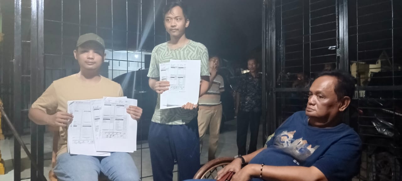 Muhammad Rizki Rifai SH menunjukkan rekap C1 Hasil
