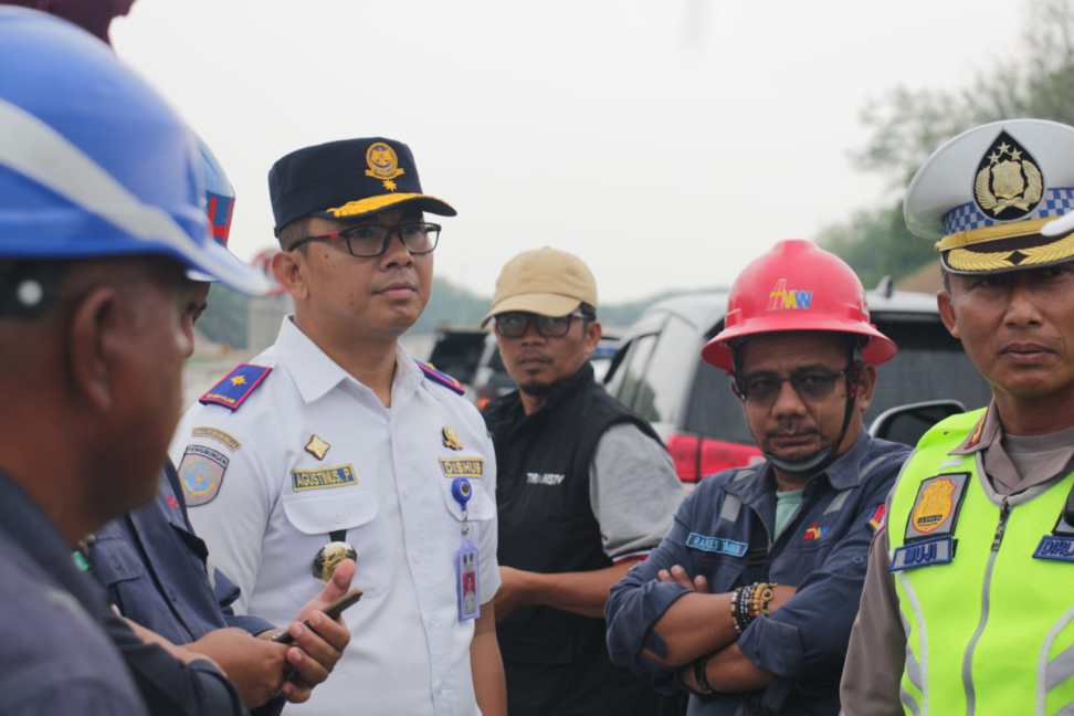 Kepala Dinas Perhubungan Sumut, Agustinus Panjaitan saat meninjau ruas jalan tol.