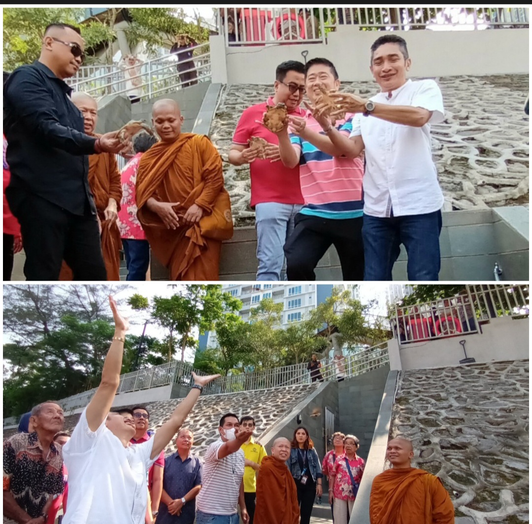 Saat pelepasan hewan labi-labi ( atas) dan burung pipit (bawah) pada ritual Fang Sheng di Riverside Delipark Mall. ( foto: swisma)