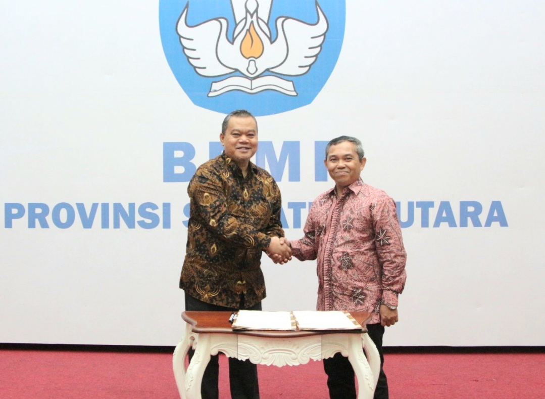 Tajuddin SSi MT ( kanan) berjabat tangan dengan Drs Irwan Safii, MPd pada temu pisah Kepala BPMP Sumatera Utara.