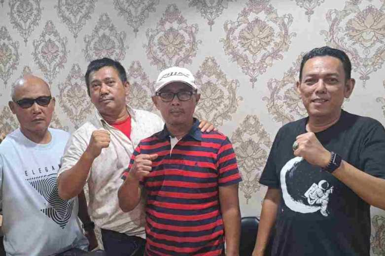 Ketua Umum Jurnalis Air Bersih (JERNIH) Sumatera Utara (Sumut), Alian Napiah Siregar (kiri) bersama pengurus lainnya.