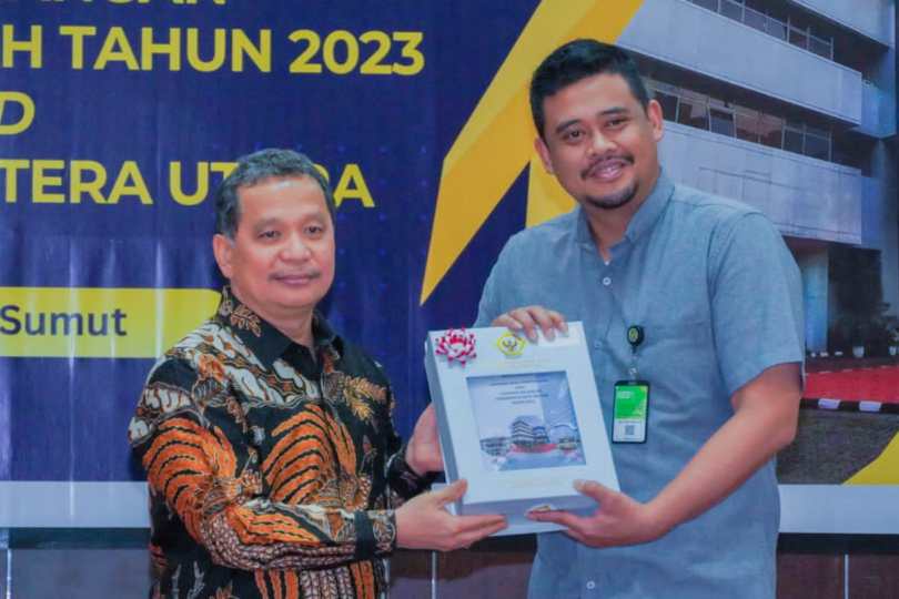 Wali Kota Medan Bobby Nasution saat menerima Opini WTP.
