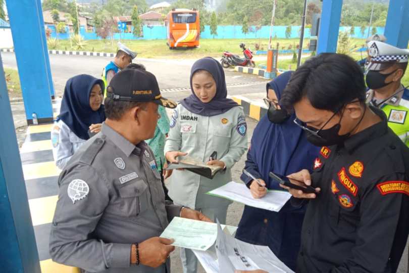 Jasa Raharja Lakukan Pengawasan dan Penertiban Angkutan Bus Pariwisata di UPPKB Sibolangit Deli Serdang.
