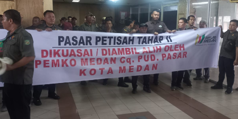 "Saksikan secara rinci barang-barang yang akan dikosongkan. Karena yang diambil adalah hak Pemko Medan, dan hak masyarakat kota Medan," tegasnya.