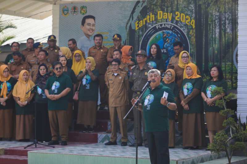 Wali Kota Medan Bobby Nasution diwakili Kadis Lingkungan Hidup Kota Medan Muhammad Husni menghadiri apel bersama memperingati Hari Bumi (Earth Day) Tahun 2024 di lingkungan SMA Negeri 13 Medan Jalan Brigjen Zein Hamid, Kecamatan Medan Johor, Senin (10/6).