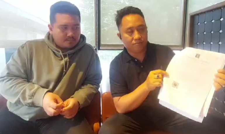 Direktur Utama PT ATAKANA Company, Yuskin Sahdan dan Kuasa Hukum Romy Tampubolon.