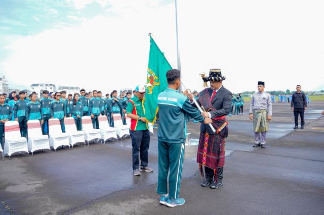 Wali Kota Medan Bobby Nasution melepas atlet asal Kota Medan yang akan tampil di Pekan Olahraga Nasional (PON) XXI Tahun 2024 Aceh-Sumut.