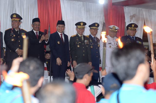 Ratusan peserta yang terdiri dari pelajar, personil TNI-Polri, dan Aparatur Sipil Negara mengikuti pawai obor menuju Taman Makam Pahlawan Jalan Sisingamangaraja Medan, di depan Kantor Gubernur Sumut Jalan Diponegoro Kota Medan. Jumat (16/8/2024) malam. Foto/Diskominfo Sumut