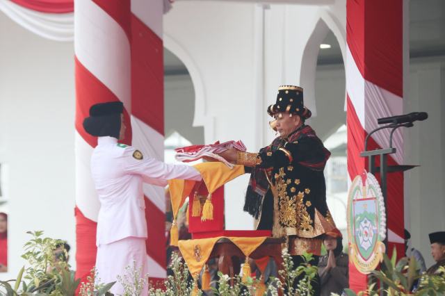 Pj Gubernur Sumut Agus Fatoni menjadi Inspektur Upacara Pengibaran Bendera Duplikat Bendera Merah Putih dalam rangka HUT Ke 79 Kemerdekaan Republik Indonesia Provinsi Sumatera Utara Tahun 2024 di Lapangan Astaka Jalan William Iskandar, Percut Sei Tuan, Kabupaten Deli Serdang, Sabtu (17/8/2024). Foto/Diskominfo Sumut
