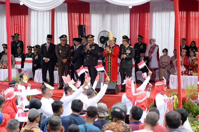 Pj Gubernur Sumut Agus Fatoni beserta unsur Forkopimda membuka dan menyaksikan Pawai Pembangunan berupa Karnaval Mobil Hias dan Jalan Kaki dalam rangka Peringatan HUT ke-79 Kemerdekaan Republik Indonesia Provinsi Sumut Tahun 2024 di depan Kantor Gubernur Jalan Dioponegoro Medan, Sabtu (17/8/2024). Foto/Diskominfo Sumut