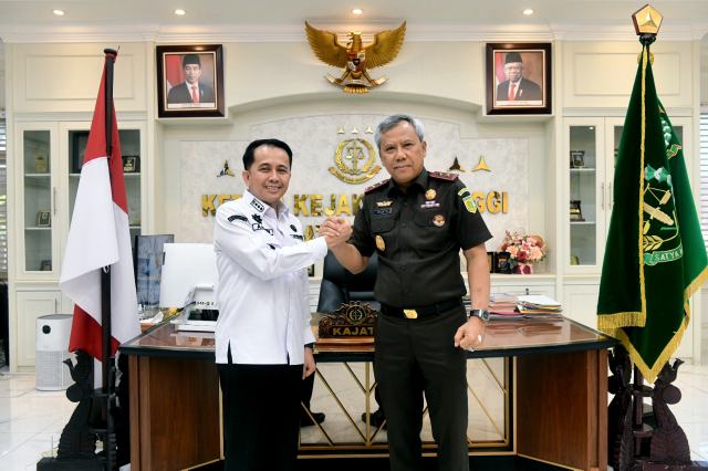 Pj Gubernur Sumut Agus Fatoni bersilaturrahmi dengan Kepala Kejaksaan Tinggi Sumut, Idianto di Kantor Kejaksaan Tinggi Sumut, Jalan AH Nasution, Medan, Rabu (21/8/2024). Foto/Diskominfo Sumut