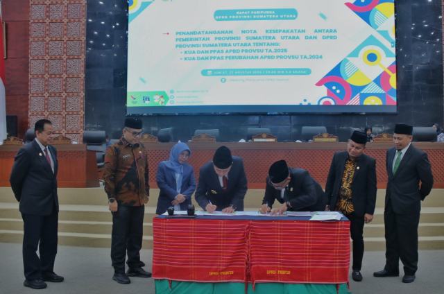 Pj Gubernur Sumut Agus Fatoni menandatangani Nota Kesepakatan antara Pemerintah Provinsi Sumut dengan DPRD Provinsi Sumut tentang KUA-PPAS R-APBD Sumut Tahun Anggaran 2025, serta KUA dan PPAS Perubahan APBD Sumut TA 2024 di Ruang Rapat Paripurna Kantor DPRD Sumut Jalan Imam Bonjol Nomor 5 Medan, Jumat (23/8/2024). Foto/Diskominfo Sumut