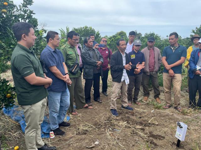 Ketua Koperasi Inovasi Agribisnis, Benly Saragih menjelaskan fungsi smart farming tools untuk mendeteksi kondisi tanah dan cuaca.
