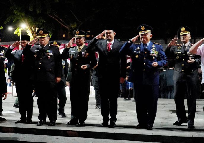 Kota Medan, Bobby Nasution mengikuti dengan khidmat Apel Kehormatan dan Renungan Suci dalam rangka Peringatan Hari Ulang Tahun ke 79 Kemerdekaan Republik Indonesia di Taman Makam Pahlawan (TMP) Bukit Barisan, Jumat (16/8/2024) malam.