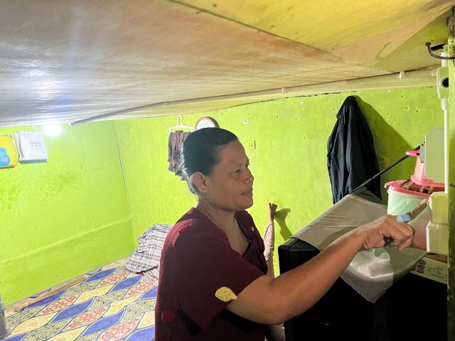 Hasbia, warga Kota Makassar tengah beraktivitas dan menikmati nyala listrik di malam hari berkat program bantuan pasang baru listrik gratis dari PLN, Light Up The Dream.
