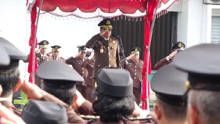 Wakil Kepala Kejaksaan Tinggi Sumatera Utara Rudy Irmawan, SH,MH memimpin Upacara Peringatan Hari Kemerdekaan Republik Indonesia yang ke-79 Tahun 2024 di halaman kantor Kejati Sumut, Jalan AH Nasution Medan, Sabtu (17/8/2024).