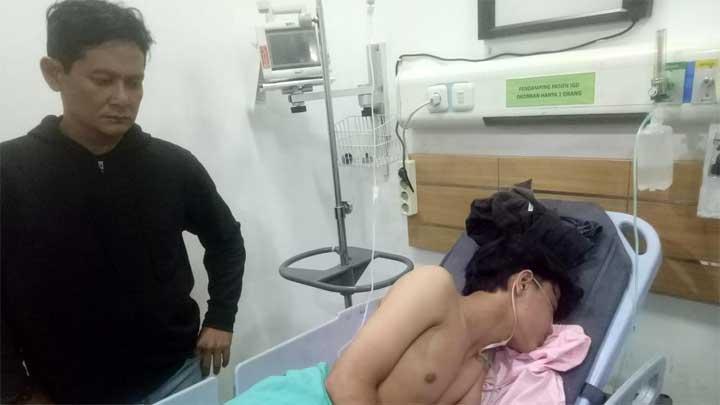 Setelah selesai, korban duduk di kantor pos. Lalu berhenti satu unit mobil Avanza yang belum diketahui nomor pelatnya, dan menembaki korban secara membabi-buta.