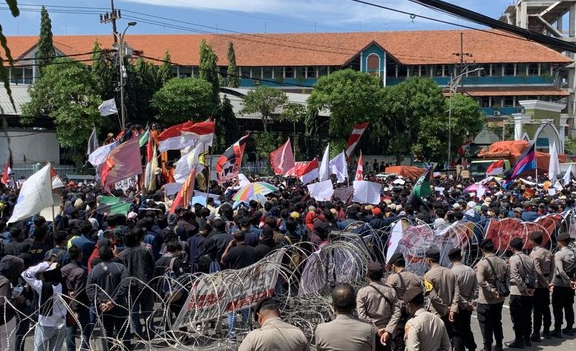 Demo di Surabaya Ricuh, Polisi Dilempari Botol