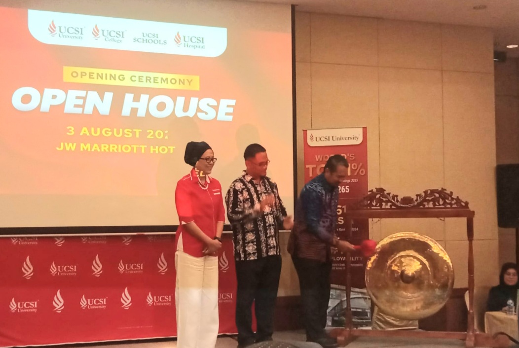 Konsul Jenderal Malaysia di Medan, YBRS Shahril Nizam Abdul Malek disaksikan Prof. Datuk Ts. Ir. Dr. Siti Hamisah binti Tapsir, FASc (Group CEO; University Vice-Chancellor dan Kepala Bidang SMK Dinas Pendidikan Sumut Dr Suhendri SPDI MA.
