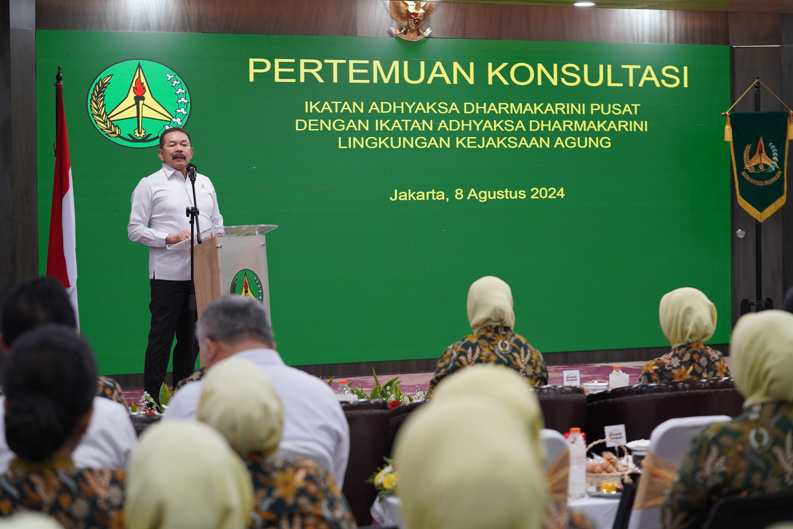 Dalam kesempatan ini, Jaksa Agung menyampaikan apresiasi yang setinggi-tingginya kepada segenap jajaran IAD atas segala kreativitas dari para anggota IAD dalam memajukan organisasi IAD, yang tentunya juga mendukung kinerja institusi Kejaksaan.