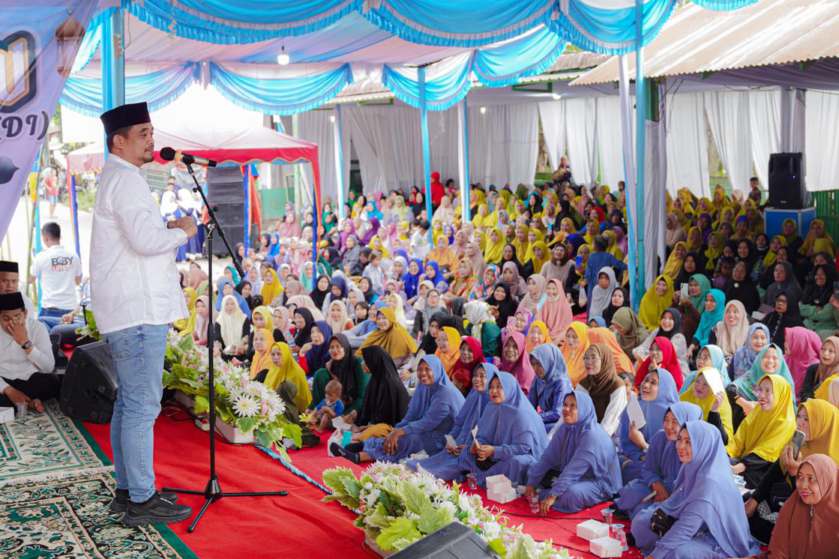 Muhammad Bobby Afif Nasution menghadiri undangan Maulid Akbar Komunitas Dai Milenial Deliserdang di Desa Bandar Labuhan Kecamatan Tanjungmorawa, Kamis (3/10/2024).