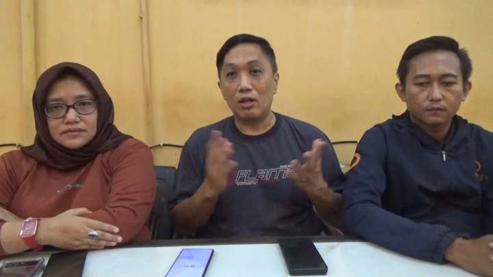Erwin Henderson (tengah) didampingi Penasehat Hukumnya, Khilda Handayani SH MH dan Yogi Pratama SH MH saat wawancara di Medan, Senin (21/10/2024).