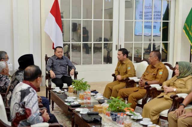 Pj Gubernur Sumatera Utara (Sumut) Agus Fatoni menerima audiensi Gabungan Pengusaha Kelapa Sawit Indonesia (GAPKI) Sumut di Rumah Dinas Gubernur Sumut Jalan Sudirman Kota Medan, Selasa (5/11/2024). Foto/Diskominfo Sumut