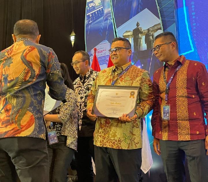 Pj Sekda Kota Medan Topan Obaja Putra Ginting menerima penghargaan Championship TP2DD (Tim Percepatan Dan Perluasan Digitalisasi Daerah) terbaik 1 tahun 2024 tingkat Kota Wilayah Sumatera di Surabaya, Kamis (7/11/2024).