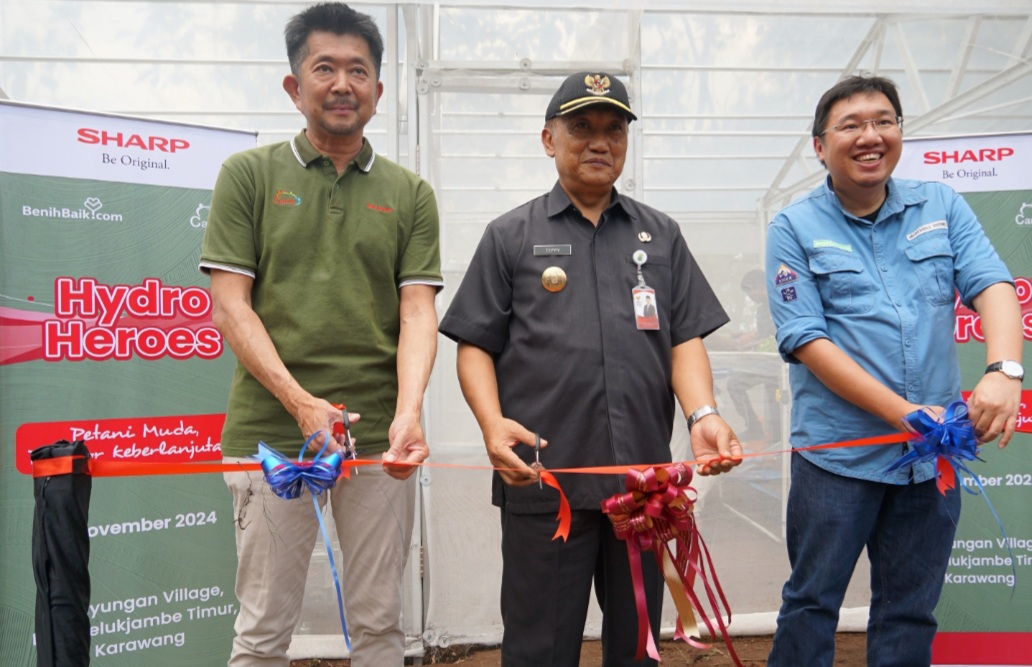 Shinji Teraoka, Presiden Direktur, PT Sharp Electronics Indonesia ( kiri) didampingi   Teppy Wawan Dharmawan, PJS Bupati Karawang dan Firdaus Juli, Chief of Strategic & Business and Development Benihbaik.Com saat meresmikan program Sharp Hydro Heroes.