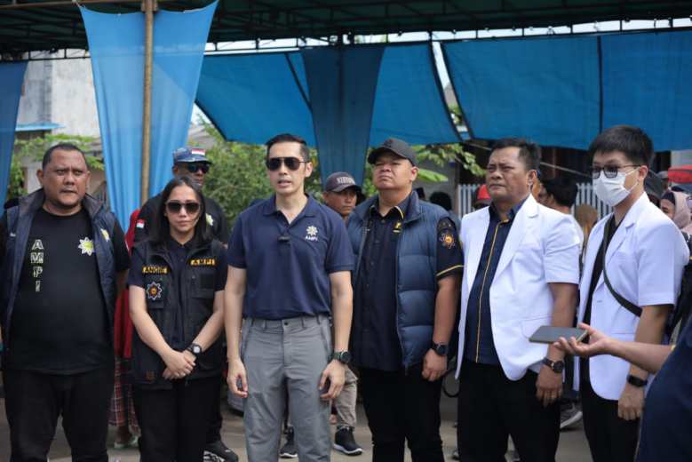 IMG-20241215-WA0001 Ketua DPD AMPI Sumut Dr dr David Luther Lubis SPOG (K) (dua dari kanan) didampingi Ketua DPD AMPI Kota Medan M Rizki Nugraha SE saat menghadiri kegiatan baksos dan pemeriksaan kesehatan gratis di Kampung Nelayan Jalan Chaidir, Kelurahan Nelayan Indah, Kecamatan Medan Labuhan, Sabtu (14/12/2024).