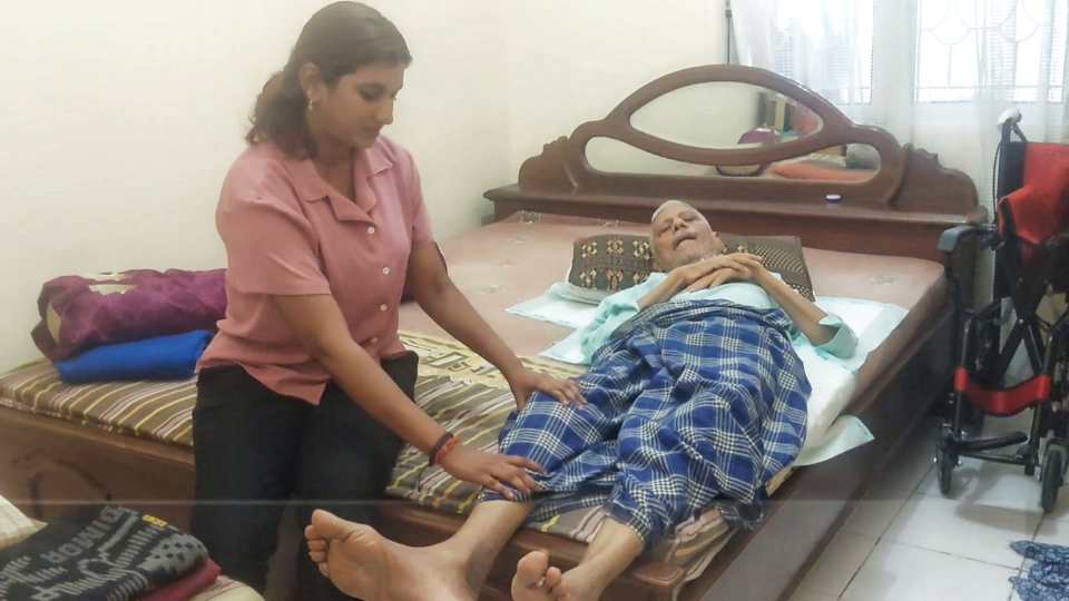 Sallini bersama ayahnya M Sethuraman yang sakit-sakitan di rumah kontrakan.