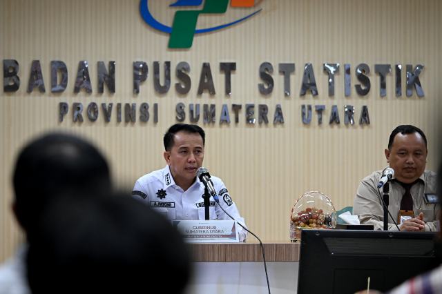 Pj Gubernur Sumatera Utara (Sumut) A. Fatoni menghadiri acara Pers Rilis Berita Resmi Statistik Bulan Januari Tahun 2025 dgn Tema Profil Keminkinan dan Tingkat Pengeluaran Penduduk Bersama Kepala Badan Pusat Statistik (BPS) Provinsi Sumut Asim Saputra di gedung BPS Provinsi Sumut, Jl Asrama No 179 Medan, Rabu (15/1/2025). Foto/Diskominfo Sumut