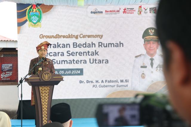 Pj Gubernur Sumatera Utara Agus Fatoni melakukan Groundbreaking Ceremony Gerakan Bedah Rumah Serentak se-Sumatera Utara di Kecamatan Sei Lepan, Kabupaten Langkat, beberapa waktu yang lalu. Foto/Diskominfo Sumut