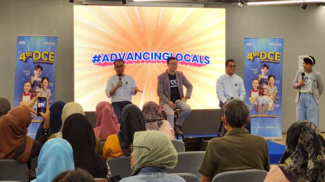 Nyoman Adiyasa - VP Area Account Management Telkomsel (kanan), Hadi Sucipto - Manager CSR Education and Public Community Development Telkomsel (kiri) dan Alumni DCE Rudi Yanto - Founder Quinn Spicy di kota Medan (Tengah) di acara Roadshow DCE yang hadir di kota Medan. Roadshow ini merupakan bagian dari inisiatif Corporate Social Responsibility (CSR) Telkomsel, yang dirancang sebagai platform inkubasi bagi UKM untuk mendapatkan pelatihan, pendanaan, hingga akses ke pasar dan ekosistem digital Telkomsel.