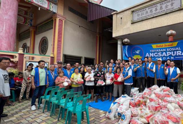 SEMBAKO IMLEK - Para Pengurus Angsapura Medan dipimpin Ketum Fuad Halimoen didukung Perwakilan Angsapura Brahrang saat prosesi penyaluran bantuan sembako Imlek di Yayasan Sosial Brahrang, Binjai. Foto/medandaily.com/asril tanjung