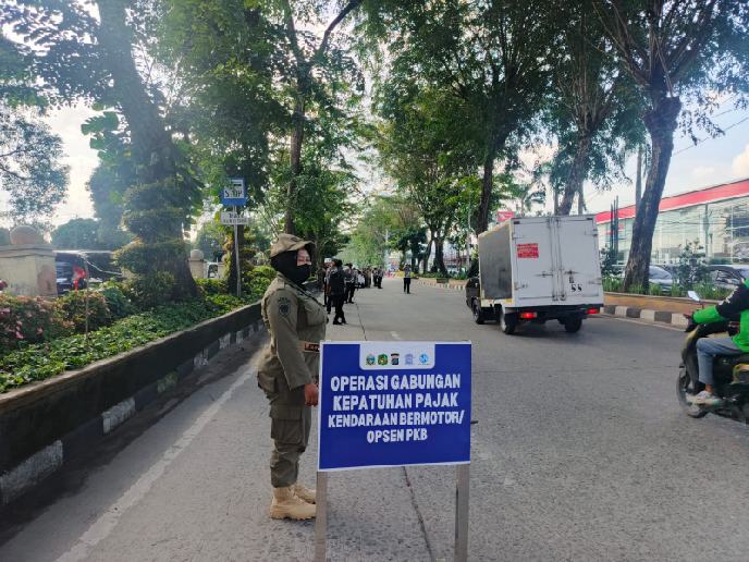 Razia gabungan kendaraan bermotor yang digelar Pemko Medan di Jalan Sisingamangaraja, depan Taman Makam Pahlawan, Kota Medan, Kamis (30/1/2025).