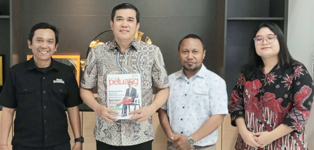 Kepala Dinas Koperasi dan UKM Sumut Naslindo Sirait (kedua kiri) saat menerima audiensi Ketua KPI Devis Abuimau Karmoy (kedua kanan) dan Kepala Divisi Komunikasi dan Informasi KPI Yoseph Pencawan (paling kiri).