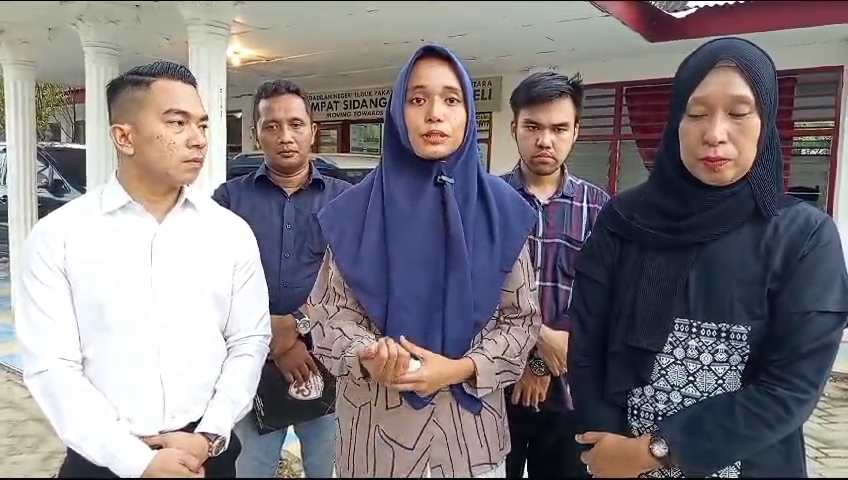Korban KDRT, Aina Hafizah, bersama kuasa hukumnya Dr. Yusuf Hanafi Pasaribu, SH.,MH usai sidang di PN Lubuk Pakam.